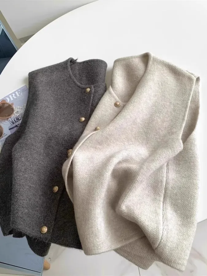 [FW26-227] Elegant Single-Button Gold Button Knitted Vest Layering